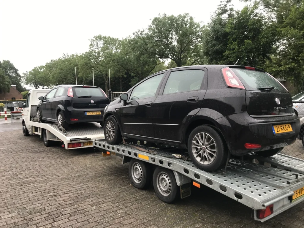 Twee autos verkocht aan auto inkoop rotterdam en vervolgens opgeladen op om vervoert te worden